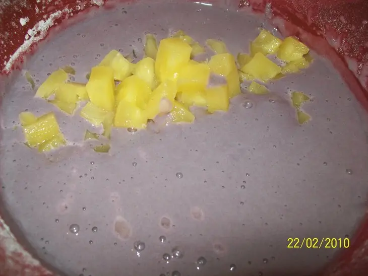 Пирог с ананасами и ежевикой: шаг 3