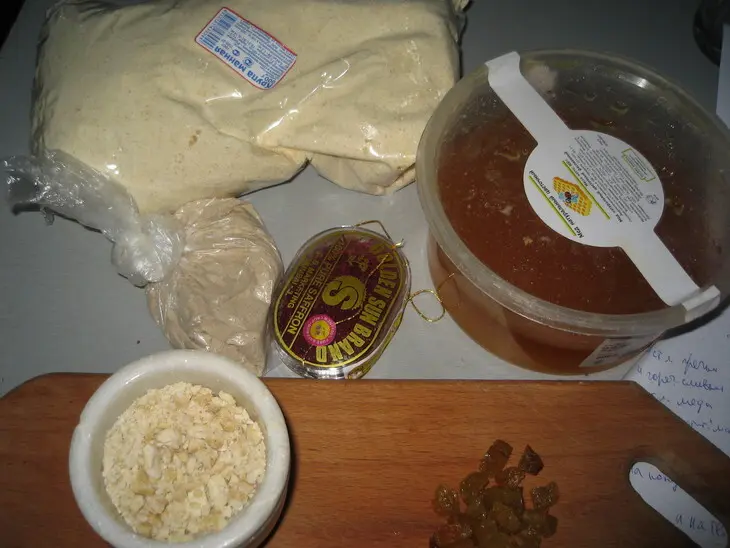 Халва манная с орешками и изюмом.: шаг 1