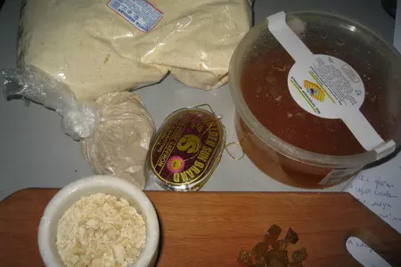 Халва манная с орешками и изюмом.: шаг 1