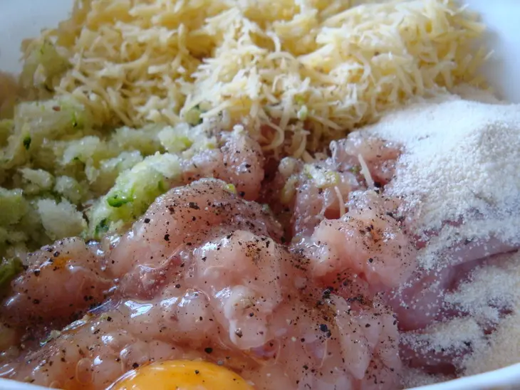 "подкопченые" куриные оладьи с соусом: шаг 1