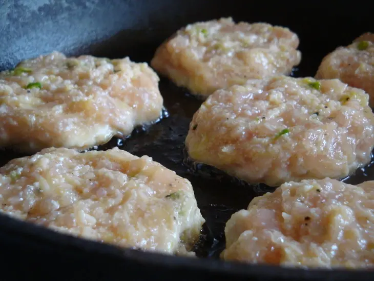 "подкопченые" куриные оладьи с соусом: шаг 2
