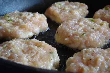 "подкопченые" куриные оладьи с соусом: шаг 2