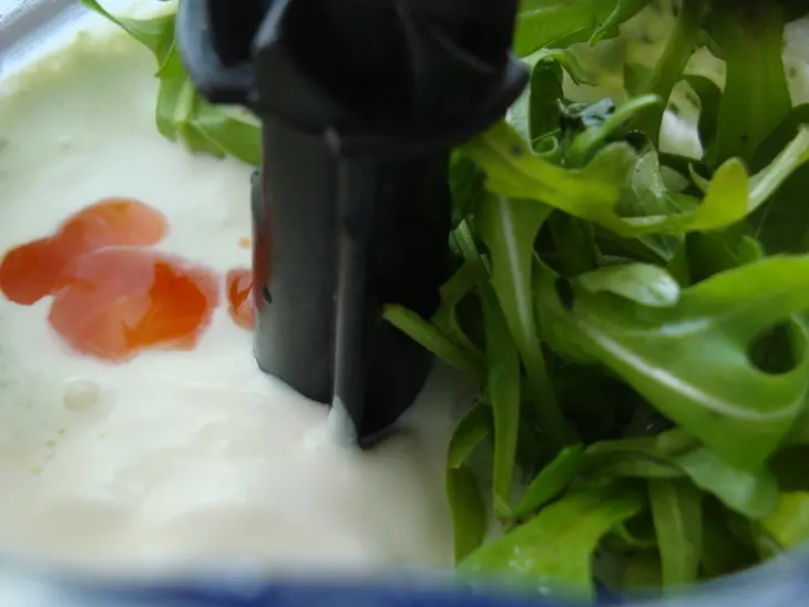 "подкопченые" куриные оладьи с соусом: шаг 3