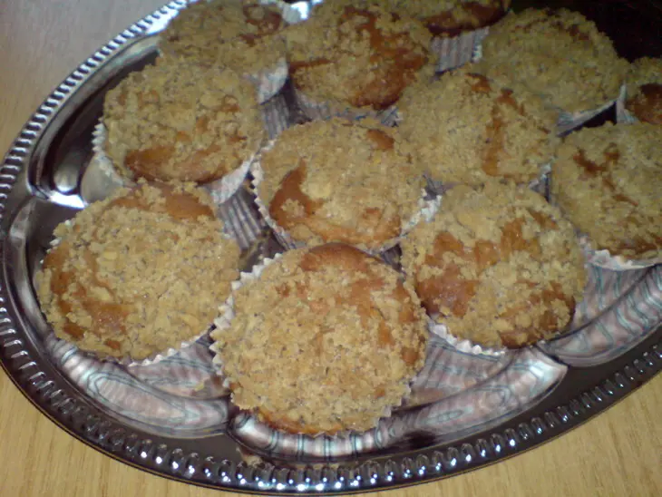 Маффины из коричного теста с грушами под коричной крошкой: шаг 8