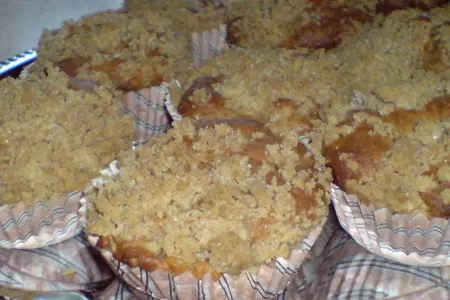Маффины из коричного теста с грушами под коричной крошкой: шаг 9