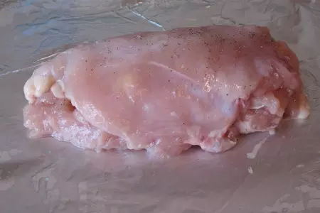 Куриный рулет с творогом и сыром: шаг 1
