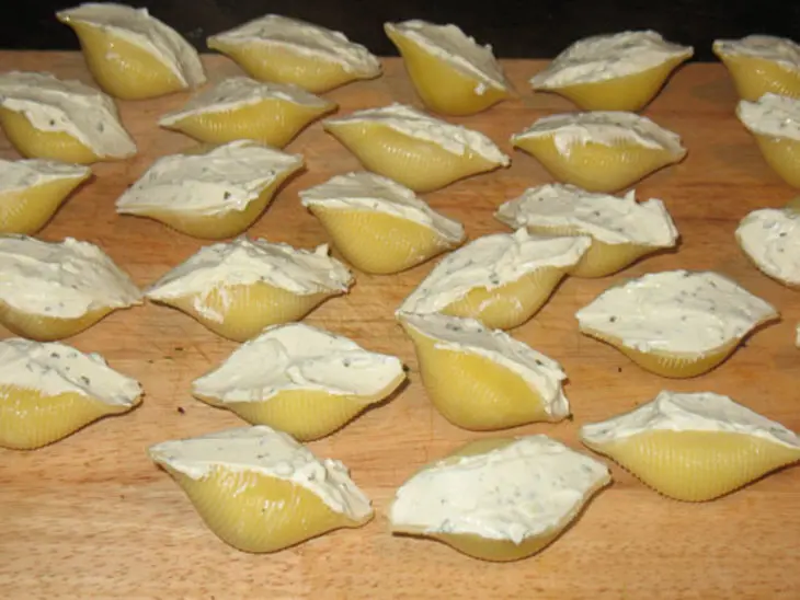 Conchiglione (ракушки) с начинкой из творожного сыра с томатным соусом,запечёные в духовке: шаг 3