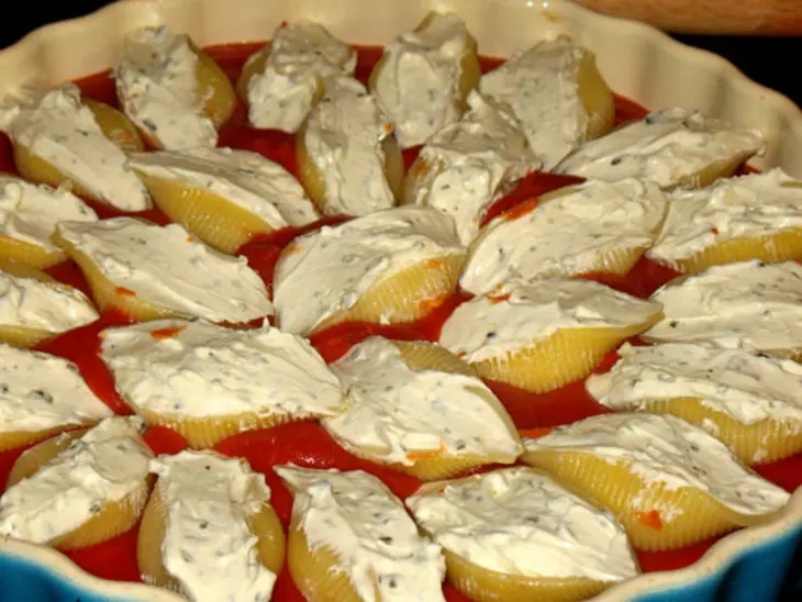 Conchiglione (ракушки) с начинкой из творожного сыра с томатным соусом,запечёные в духовке: шаг 5