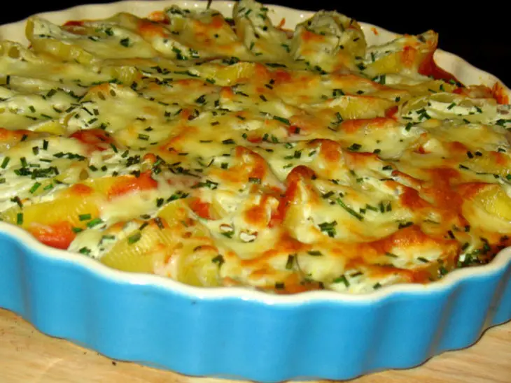 Conchiglione (ракушки) с начинкой из творожного сыра с томатным соусом,запечёные в духовке: шаг 7