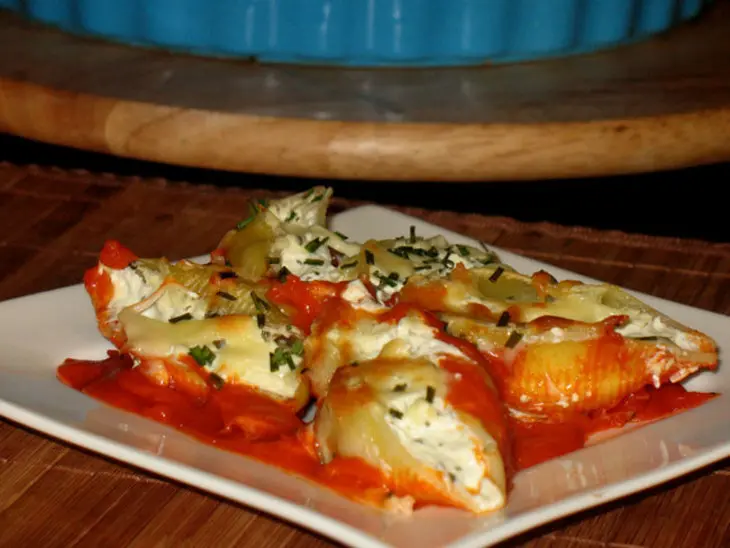 Conchiglione (ракушки) с начинкой из творожного сыра с томатным соусом,запечёные в духовке: шаг 9