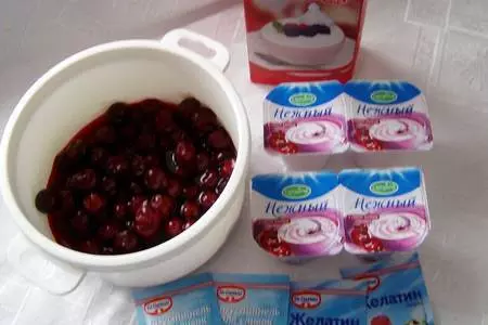 Шоколадный бисквит "вишня в йогурте": шаг 2