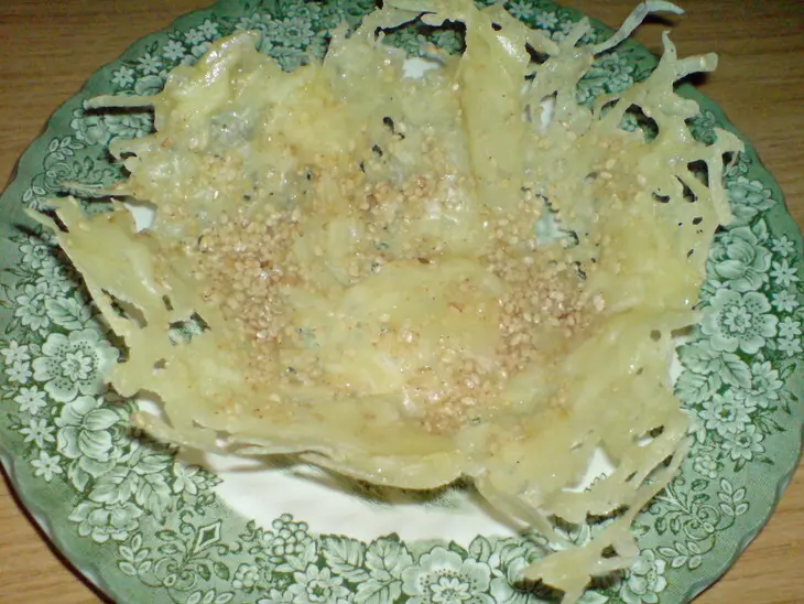 Салат "прыгажуня"("красавица") в сырно-кунжутовой корзинке.: шаг 4