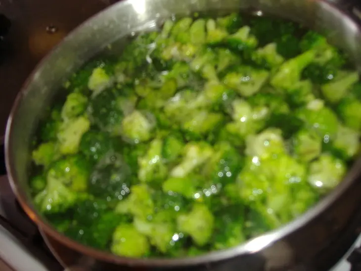Запеканка из брокколи с чесночным соусом: шаг 1