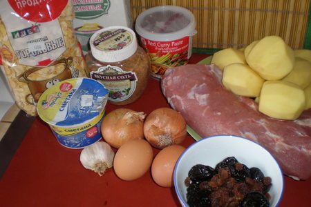 Отбивные в шубке, запеченные с картофелем, черносливом и изюмом: шаг 1