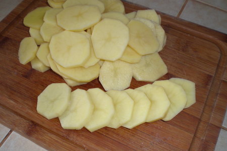 Отбивные в шубке, запеченные с картофелем, черносливом и изюмом: шаг 2
