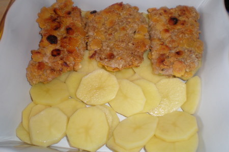 Отбивные в шубке, запеченные с картофелем, черносливом и изюмом: шаг 5