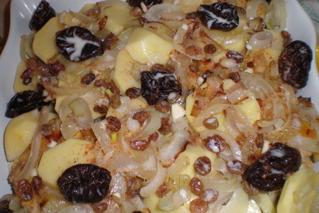 Отбивные в шубке, запеченные с картофелем, черносливом и изюмом: шаг 6