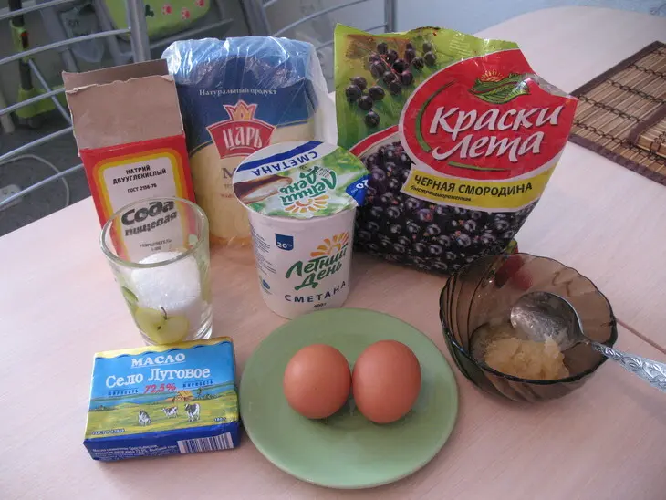 Медовая коврижка с черной смородиной: шаг 1