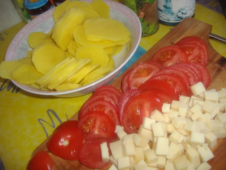 Картофельная запеканка с помидорами и сыром!: шаг 1