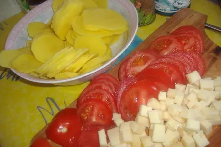 Картофельная запеканка с помидорами и сыром!: шаг 1