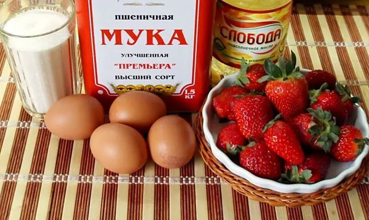Бисквитные оладьи  с ягодами: шаг 1