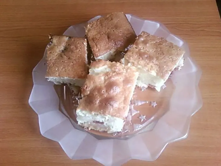 Пирог с яблоками и вишней: шаг 3
