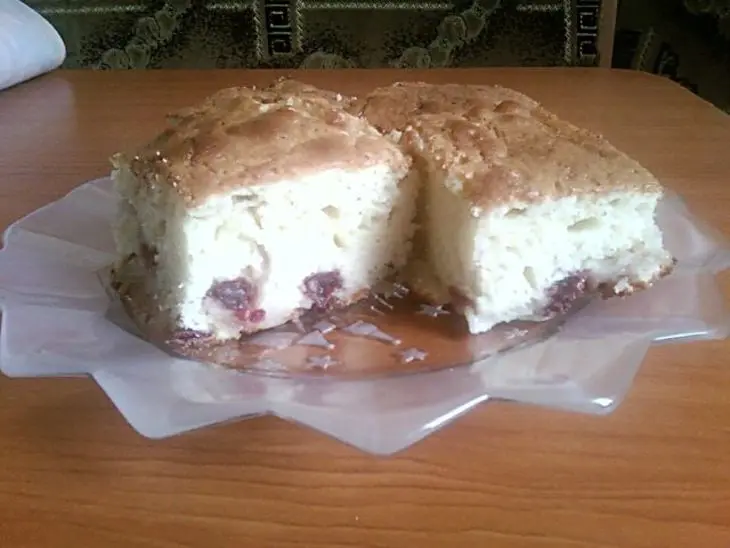Пирог с яблоками и вишней: шаг 4
