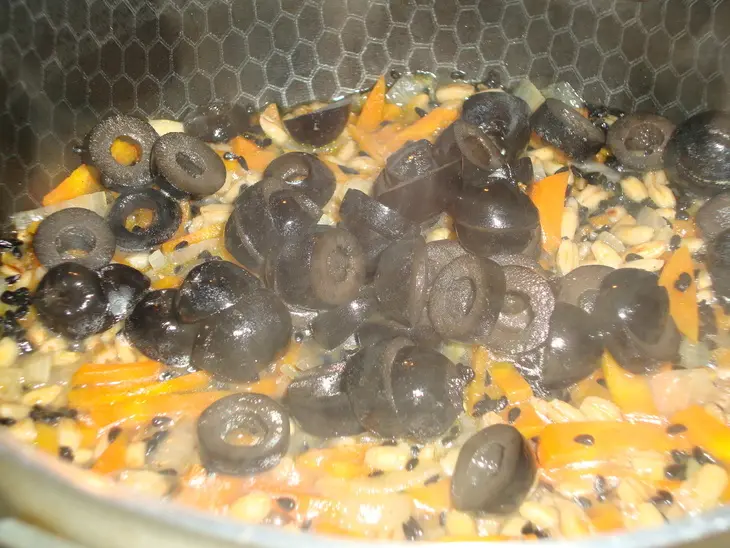 Перловый гарнир с маслинами: шаг 5
