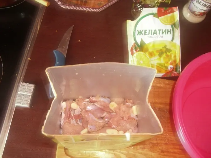 Куриный рулет "квадратный" в пакете из под сока: шаг 3