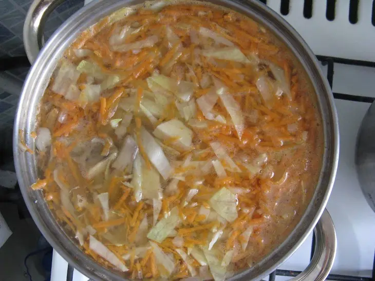 Грибной суп с капустой: шаг 6