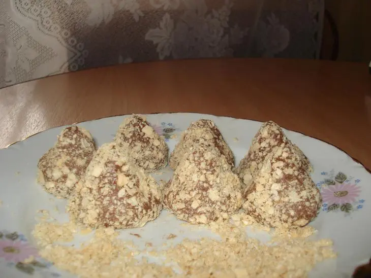 Конфеты "трюфели" в вафельной крошке: шаг 1