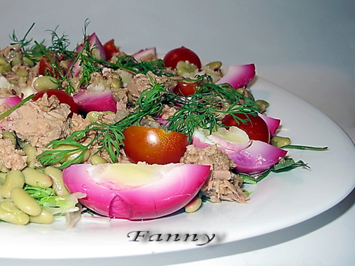 Салат с тунцом и яйцами в свекольном маринаде: шаг 1