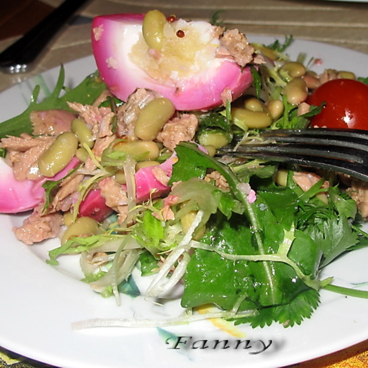 Салат с тунцом и яйцами в свекольном маринаде: шаг 2
