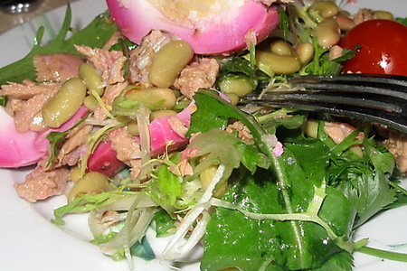 Салат с тунцом и яйцами в свекольном маринаде: шаг 2