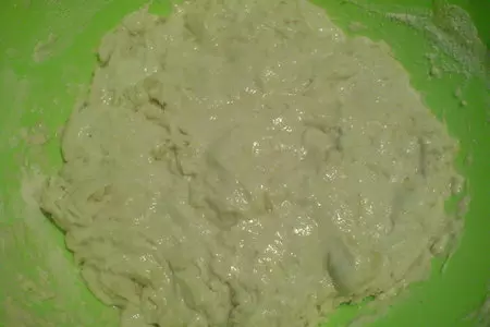 Фокачча с сыром, сладким перцем и зелёным луком: шаг 1
