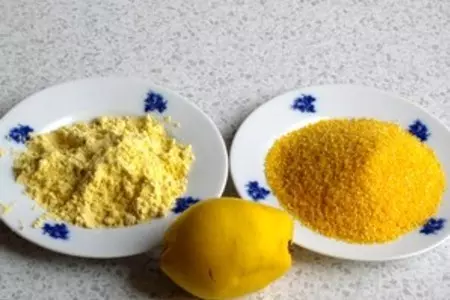 Кукурузная каша с айвой и медом: шаг 1