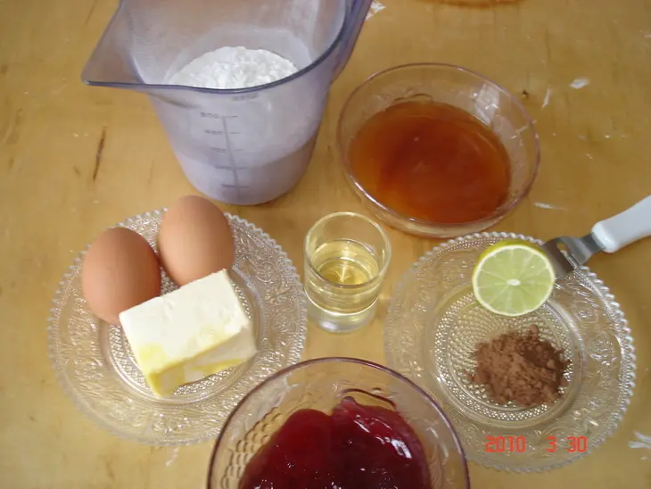 Пряничные пирожные с джемом из красной смородины: шаг 1
