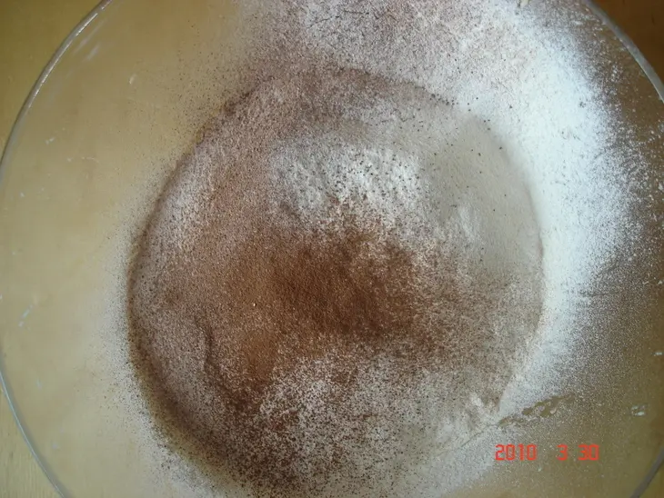 Пряничные пирожные с джемом из красной смородины: шаг 3