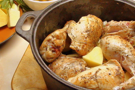 Курочка с картошечкой, тушённая почти в печи, с оливками и помидорами.: шаг 4