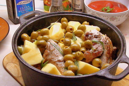 Курочка с картошечкой, тушённая почти в печи, с оливками и помидорами.: шаг 5