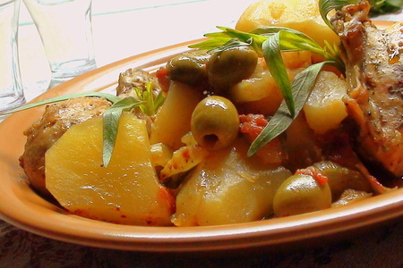 Курочка с картошечкой, тушённая почти в печи, с оливками и помидорами.: шаг 7