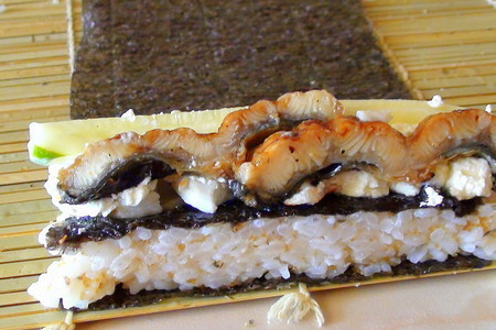 Ролл «мозаика». суши-трюфели. быстрые рулетики с сёмгой и икрой. нигири-суши с килькой.: шаг 7