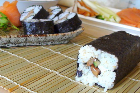 Ролл «мозаика». суши-трюфели. быстрые рулетики с сёмгой и икрой. нигири-суши с килькой.: шаг 8