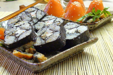 Ролл «мозаика». суши-трюфели. быстрые рулетики с сёмгой и икрой. нигири-суши с килькой.: шаг 14