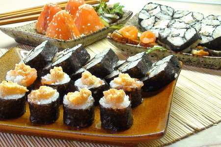 Ролл «мозаика». суши-трюфели. быстрые рулетики с сёмгой и икрой. нигири-суши с килькой.: шаг 16