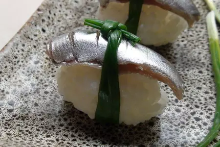 Ролл «мозаика». суши-трюфели. быстрые рулетики с сёмгой и икрой. нигири-суши с килькой: шаг 19
