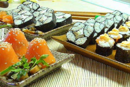 Ролл «мозаика». суши-трюфели. быстрые рулетики с сёмгой и икрой. нигири-суши с килькой.: шаг 20
