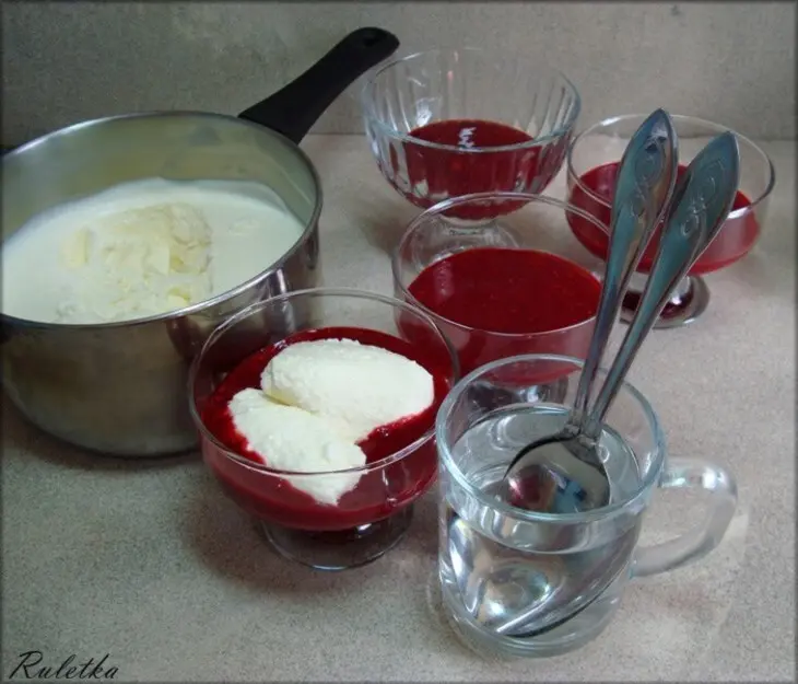 Мусс из сметаны с малиновым соусом: шаг 10