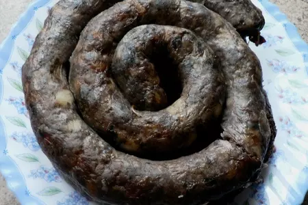 Домашняя колбаса с черносливом и чесноком: шаг 2
