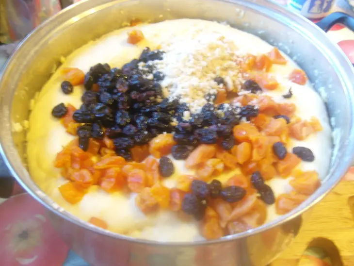 Кулич  с орехами и курагой: шаг 2